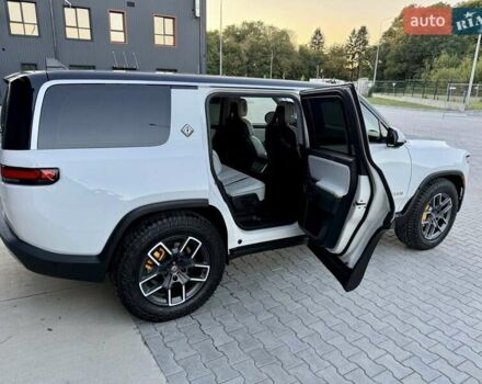 Rivian R1S 2023 в Дубно на Automoto.ua Белый Rivian R1S, объемом двигателя 0 л и пробегом 19 тыс. км за 47777 $, фото 109 на Automoto.ua
