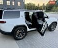 Rivian R1S 2023 в Дубно на Automoto.ua Белый Rivian R1S, объемом двигателя 0 л и пробегом 19 тыс. км за 47777 $, фото 109 на Automoto.ua