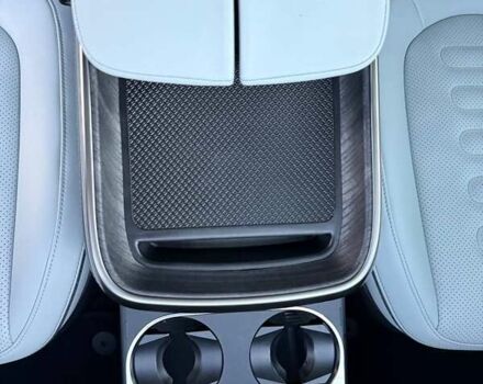 Rivian R1S 2023 в Дубно на Automoto.ua Белый Rivian R1S, объемом двигателя 0 л и пробегом 19 тыс. км за 47777 $, фото 154 на Automoto.ua