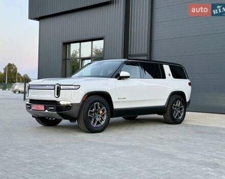 Rivian R1S 2023 в Дубно на Automoto.ua Белый Rivian R1S, объемом двигателя 0 л и пробегом 19 тыс. км за 47777 $, фото 187 на Automoto.ua