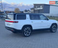 Rivian R1S 2025 в Виннице на Automoto.ua Белый Rivian R1S, объемом двигателя 0 л и пробегом 6 тыс. км за 65000 $, фото 4 на Automoto.ua