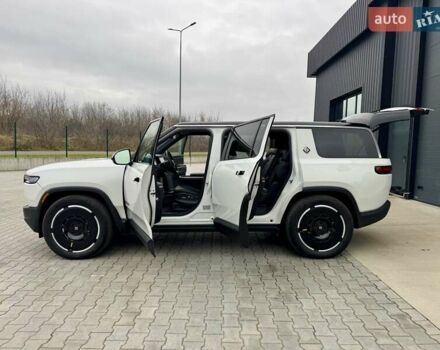 Білий Rivian R1S, об'ємом двигуна 0 л та пробігом 5 тис. км за 49999 $, фото 5 на Automoto.ua