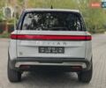 Rivian R1S 2025 в Одессе на Automoto.ua Белый Rivian R1S, объемом двигателя 0 л и пробегом 1 тыс. км за 55900 $, фото 6 на Automoto.ua