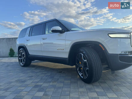 Rivian R1S 2024 в Днепре (Днепропетровске) на Automoto.ua Белый Rivian R1S, объемом двигателя 0 л и пробегом 3 тыс. км за 75000 $, фото 1 на Automoto.ua