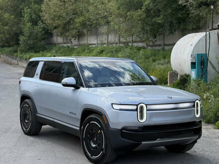 Rivian R1S 2025 в Ровно на Automoto.ua Rivian R1S, объемом двигателя 0 л и пробегом 1 тыс. км за 62000 $, фото 1 на Automoto.ua