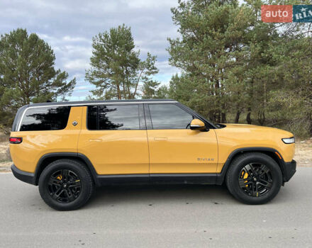 Желтый Rivian R1S, объемом двигателя 0 л и пробегом 21 тыс. км за 65000 $, фото 2 на Automoto.ua