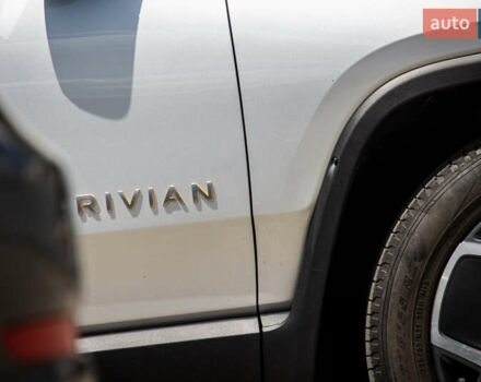 Серый Rivian R1S, объемом двигателя 0 л и пробегом 54 тыс. км за 52000 $, фото 9 на Automoto.ua