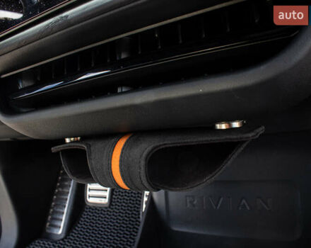 Серый Rivian R1S, объемом двигателя 0 л и пробегом 54 тыс. км за 52000 $, фото 3 на Automoto.ua