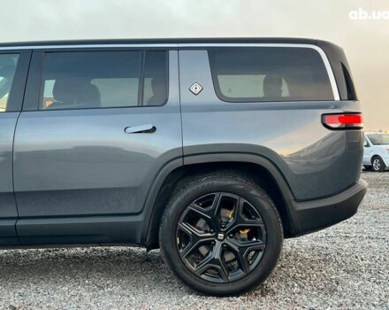 Серый Rivian R1S, объемом двигателя 0 л и пробегом 29 тыс. км за 57490 $, фото 4 на Automoto.ua