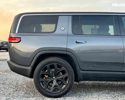 Серый Rivian R1S, объемом двигателя 0 л и пробегом 29 тыс. км за 57490 $, фото 8 на Automoto.ua