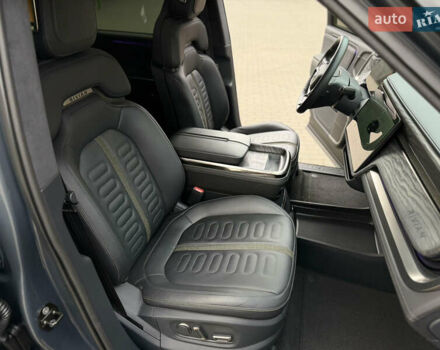 Сірий Rivian R1S, об'ємом двигуна 0 л та пробігом 42 тис. км за 54500 $, фото 25 на Automoto.ua