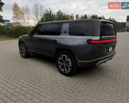 Сірий Rivian R1S, об'ємом двигуна 0 л та пробігом 42 тис. км за 54500 $, фото 8 на Automoto.ua