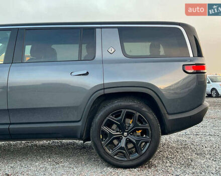 Серый Rivian R1S, объемом двигателя 0 л и пробегом 29 тыс. км за 57490 $, фото 3 на Automoto.ua