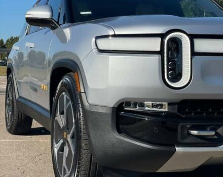 Серый Rivian R1S, объемом двигателя 0 л и пробегом 2 тыс. км за 47500 $, фото 3 на Automoto.ua