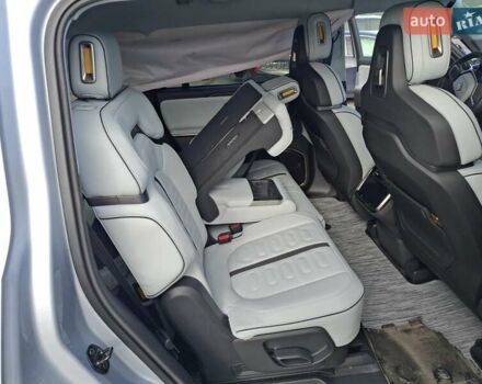 Сірий Rivian R1S, об'ємом двигуна 0 л та пробігом 13 тис. км за 32100 $, фото 5 на Automoto.ua