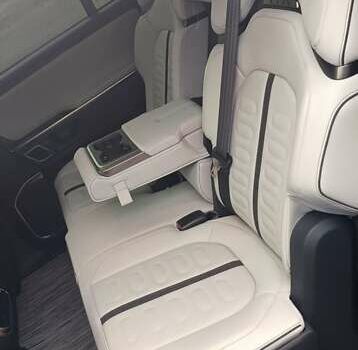 Серый Rivian R1S, объемом двигателя 0 л и пробегом 19 тыс. км за 57000 $, фото 6 на Automoto.ua