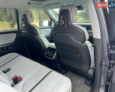 Серый Rivian R1S, объемом двигателя 0 л и пробегом 39 тыс. км за 56000 $, фото 9 на Automoto.ua