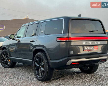 Серый Rivian R1S, объемом двигателя 0 л и пробегом 29 тыс. км за 57490 $, фото 4 на Automoto.ua