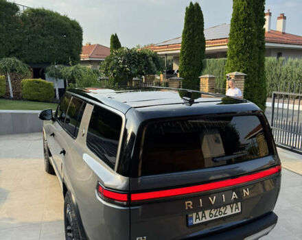 Серый Rivian R1S, объемом двигателя 0 л и пробегом 17 тыс. км за 82500 $, фото 4 на Automoto.ua