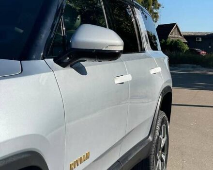 Серый Rivian R1S, объемом двигателя 0 л и пробегом 2 тыс. км за 47500 $, фото 10 на Automoto.ua