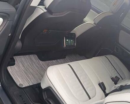 Серый Rivian R1S, объемом двигателя 0 л и пробегом 19 тыс. км за 57000 $, фото 7 на Automoto.ua