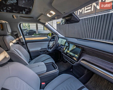 Серый Rivian R1S, объемом двигателя 0 л и пробегом 10 тыс. км за 49900 $, фото 25 на Automoto.ua