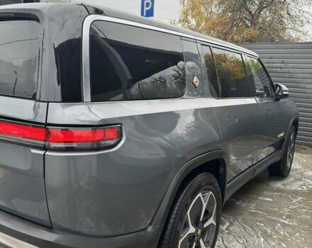 Серый Rivian R1S, объемом двигателя 0 л и пробегом 28 тыс. км за 49900 $, фото 2 на Automoto.ua