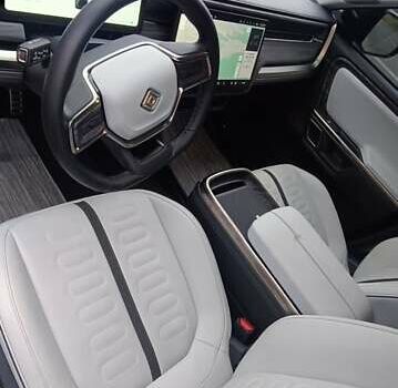 Серый Rivian R1S, объемом двигателя 0 л и пробегом 19 тыс. км за 57000 $, фото 5 на Automoto.ua