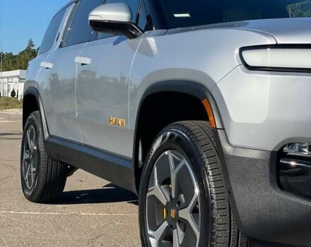 Серый Rivian R1S, объемом двигателя 0 л и пробегом 2 тыс. км за 47500 $, фото 4 на Automoto.ua