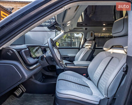 Серый Rivian R1S, объемом двигателя 0 л и пробегом 10 тыс. км за 49900 $, фото 23 на Automoto.ua