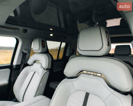 Серый Rivian R1S, объемом двигателя 0 л и пробегом 10 тыс. км за 63000 $, фото 17 на Automoto.ua