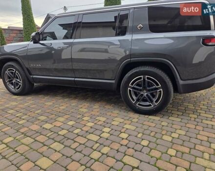 Сірий Rivian R1S, об'ємом двигуна 0 л та пробігом 6 тис. км за 62999 $, фото 1 на Automoto.ua