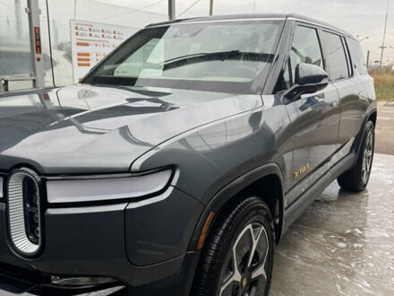 Серый Rivian R1S, объемом двигателя 0 л и пробегом 28 тыс. км за 49900 $, фото 1 на Automoto.ua