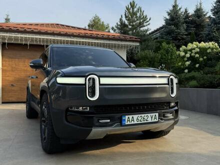 Rivian R1S 2023 в Киеве на Automoto.ua Серый Rivian R1S, объемом двигателя 0 л и пробегом 17 тыс. км за 82500 $, фото 1 на Automoto.ua