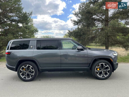 Серый Rivian R1S, объемом двигателя 0 л и пробегом 39 тыс. км за 56000 $, фото 1 на Automoto.ua
