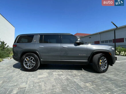 Rivian R1S 2023 в Луцке на Automoto.ua Серый Rivian R1S, объемом двигателя 0 л и пробегом 21 тыс. км за 58000 $, фото 1 на Automoto.ua