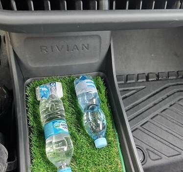 Синий Rivian R1S, объемом двигателя 0 л и пробегом 47 тыс. км за 55300 $, фото 8 на Automoto.ua