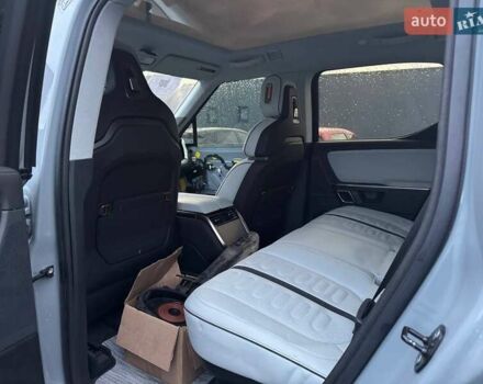 Сірий Rivian R1T, об'ємом двигуна 0 л та пробігом 62 тис. км за 32500 $, фото 5 на Automoto.ua