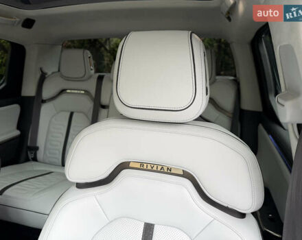 Сірий Rivian R1T, об'ємом двигуна 0 л та пробігом 56 тис. км за 42850 $, фото 27 на Automoto.ua