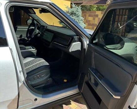 Сірий Rivian R1T, об'ємом двигуна 0 л та пробігом 64 тис. км за 43500 $, фото 5 на Automoto.ua