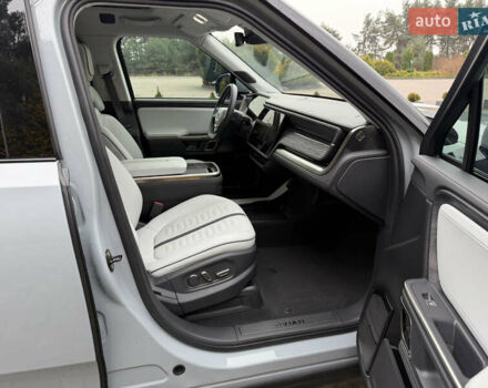 Сірий Rivian R1T, об'ємом двигуна 0 л та пробігом 56 тис. км за 42850 $, фото 56 на Automoto.ua