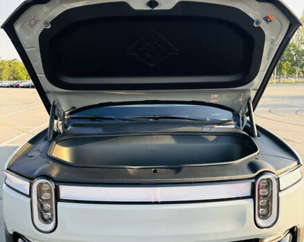 Серый Rivian R1T, объемом двигателя 0 л и пробегом 2 тыс. км за 80000 $, фото 11 на Automoto.ua