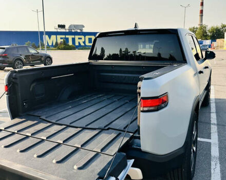 Серый Rivian R1T, объемом двигателя 0 л и пробегом 2 тыс. км за 77000 $, фото 14 на Automoto.ua
