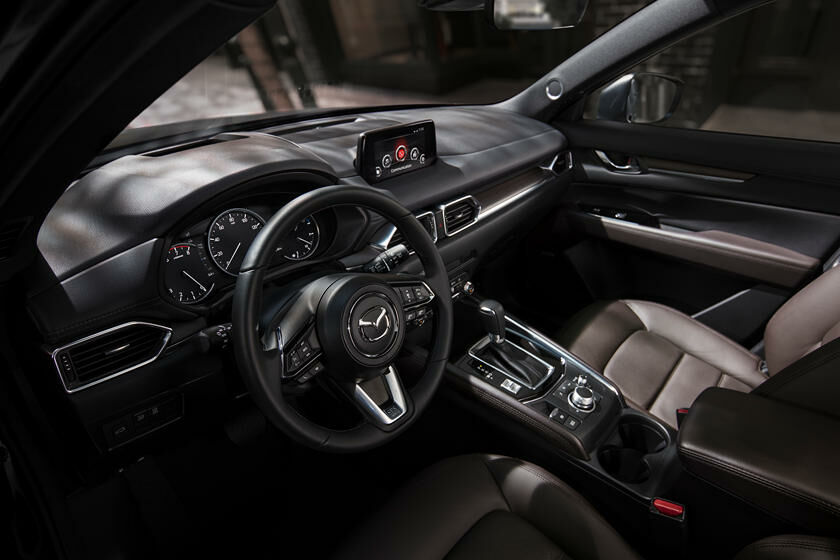 Интерьер салона новой Mazda CX-5 2021