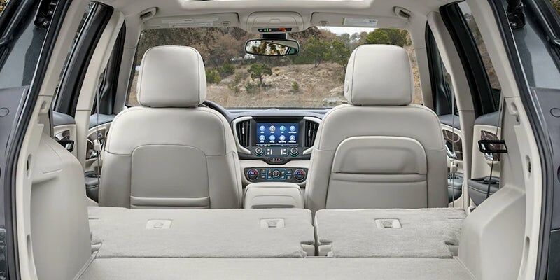 Интерьер внедорожника GMC Terrain 2022