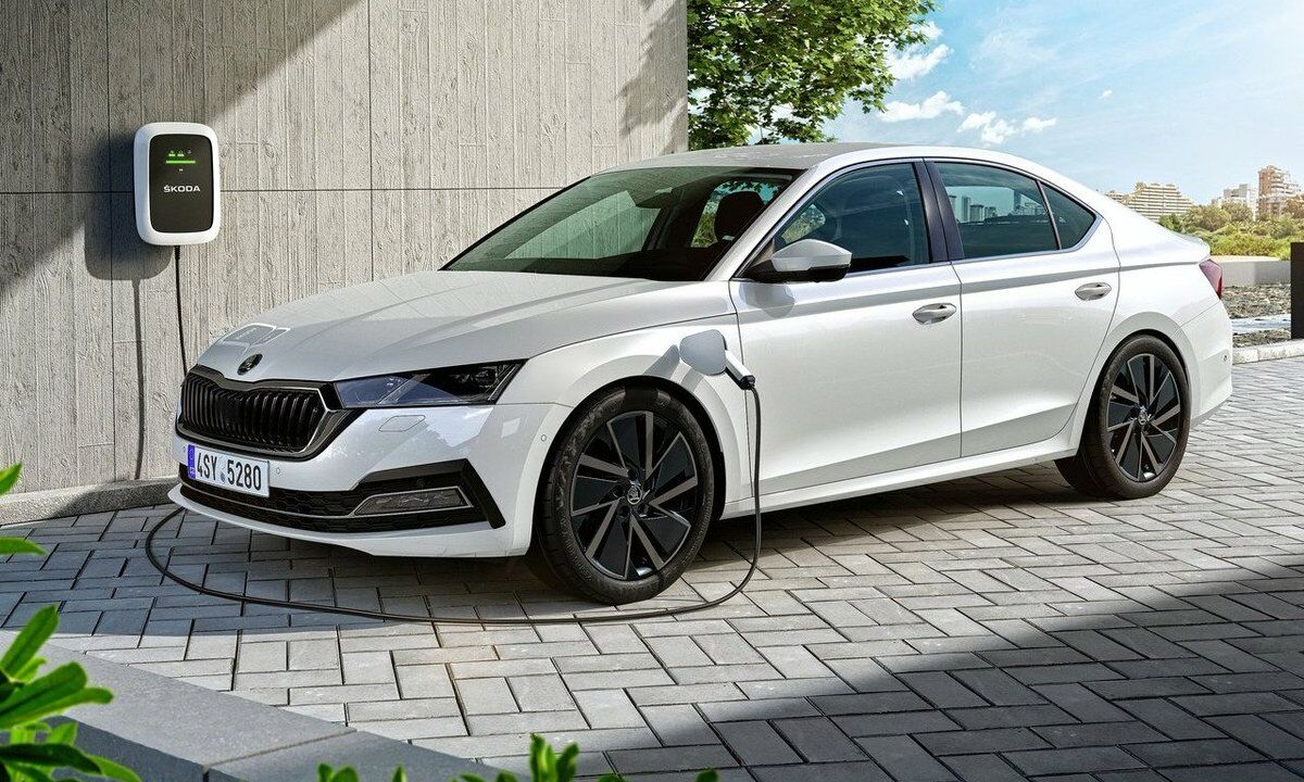 Плагин-гибрид Skoda Octavia 2020 года зарядка