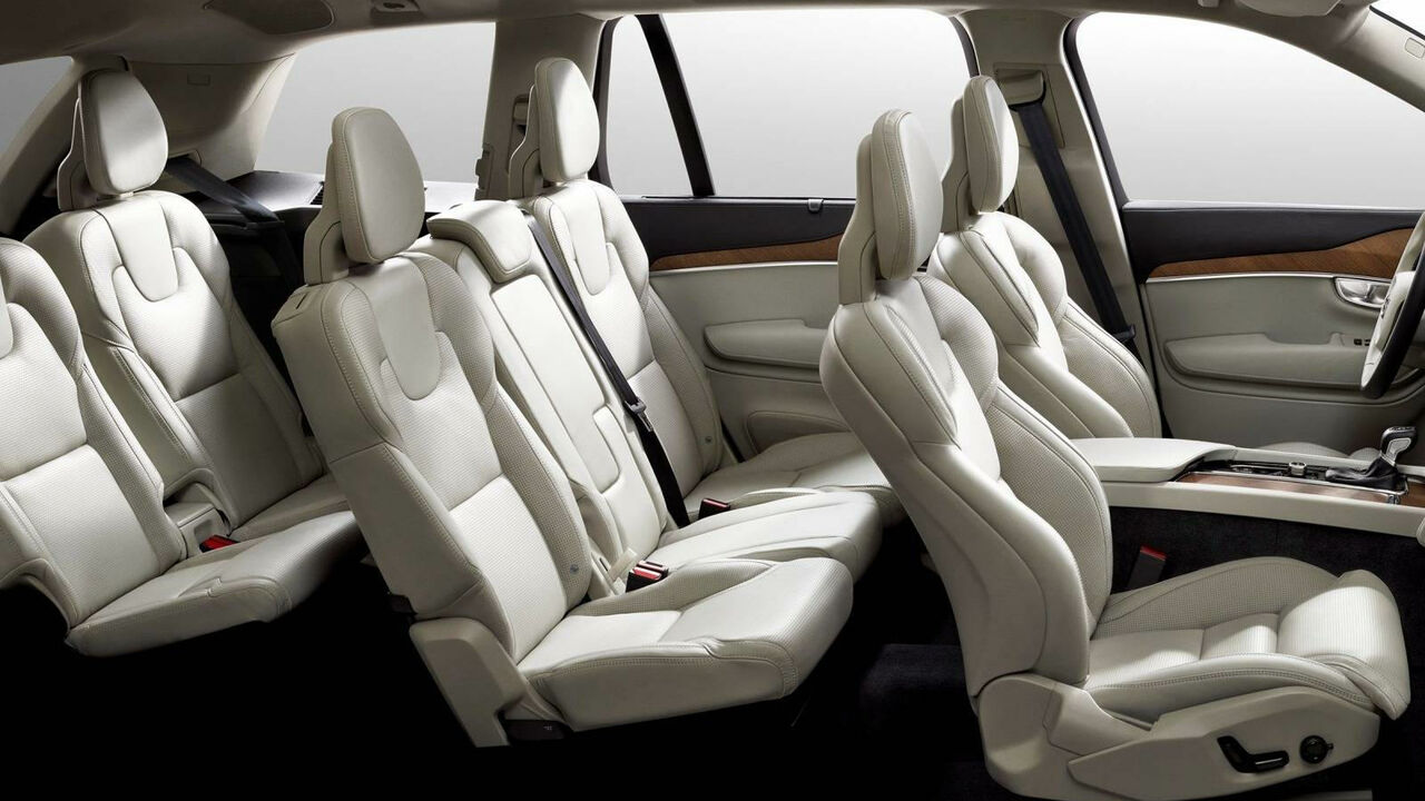 Три ряда сидений в салоне внедорожника Volvo XC90 2021