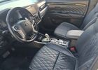 Міцубісі Аутлендер 2018 у Європі на Automoto.ua Білий Міцубісі Аутлендер, об'ємом двигуна 2.36 л та пробігом 180 тис. км за 19786 $, фото 7 на Automoto.ua
