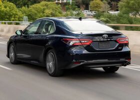 Новий седан Toyota Camry 2021 року