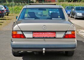 Мерседес 200 1989 в Европе на Automoto.ua Серебряный Мерседес 200, объемом двигателя 2 л и пробегом 270 тыс. км за 8530 $, фото 3 на Automoto.ua